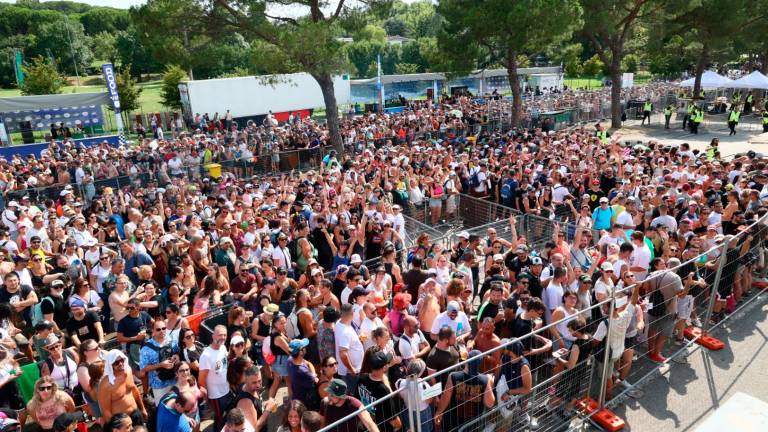 Max Pezzali in concerto a Imola: l’apertura dei cancelli VIDEO GALLERY Max Pezzali in concerto a Imola: l’apertura dei cancelli VIDEO GALLERY