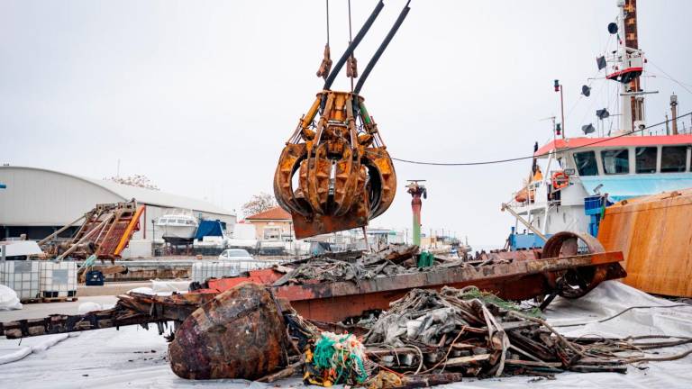 Cesenatico, il recupero del peschereccio dopo lo schianto sugli scogli VIDEO GALLERY Cesenatico, il recupero del peschereccio dopo lo schianto sugli scogli VIDEO GALLERY