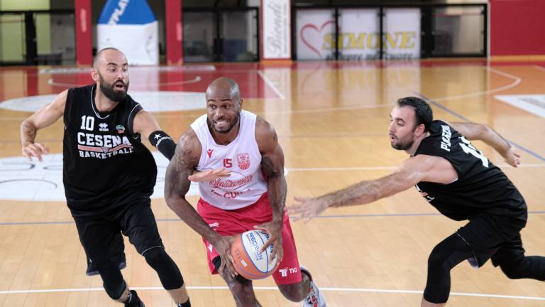 Basket, l'Andrea Costa vince il test con i Tigers (68-51) Basket, l'Andrea Costa vince il test con i Tigers (68-51)