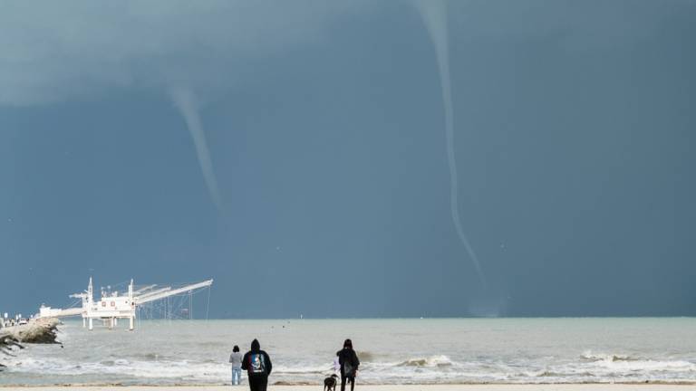 Irrompe l'autunno, trombe marine a Marina di Ravenna e Lido di Dante Irrompe l'autunno, trombe marine a Marina di Ravenna e Lido di Dante