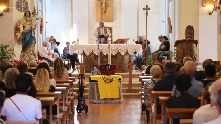 Cesenatico: l'urna cineraria sulla maglia dei tifosi di Pantani per l'addio a Tolly Cesenatico: l'urna cineraria sulla maglia dei tifosi di Pantani per l'addio a Tolly