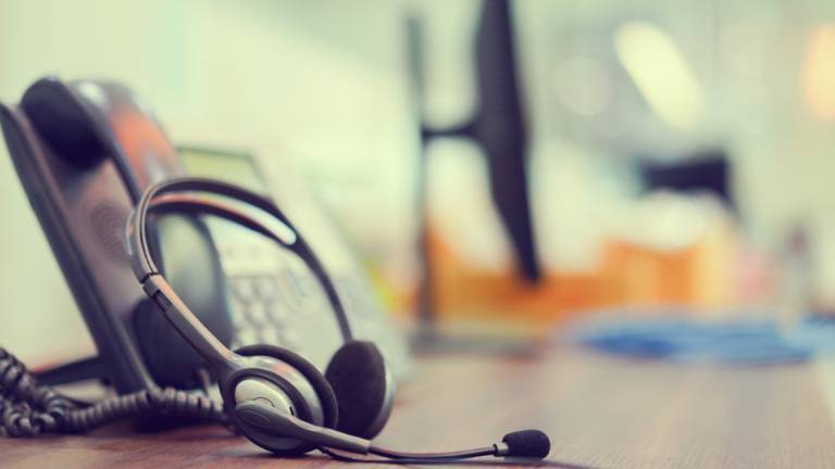 Operatrice del call center insulta cliente: licenziata. I sindacati protestano. Hera: Comportamento grave Operatrice del call center insulta cliente: licenziata. I sindacati protestano. Hera: Comportamento grave