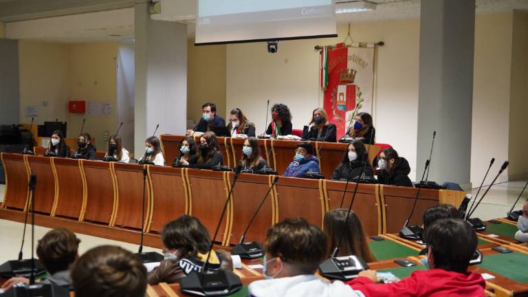 Studenti nei banchi del Consiglio comunale per i Giusti fra le Nazioni Studenti nei banchi del Consiglio comunale per i Giusti fra le Nazioni
