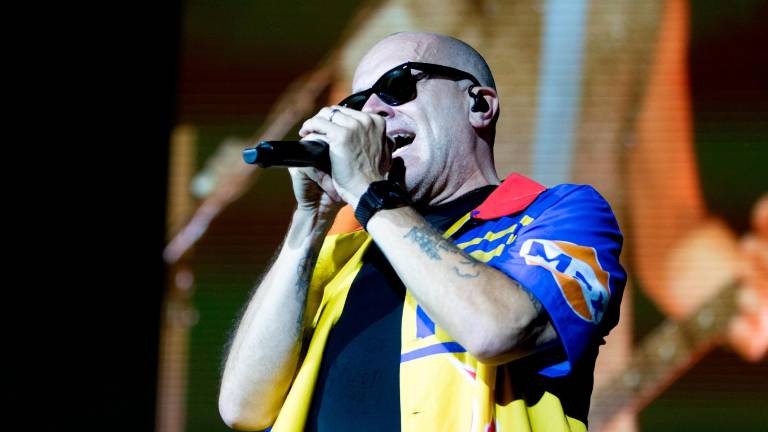 Il concerto evento di Imola. Max Pezzali fa cantare agli 85mila fan una sua hit: «Vi ascolto, un concerto con così tanta gente non mi ricapita più» Il concerto evento di Imola. Max Pezzali fa cantare agli 85mila fan una sua hit: «Vi ascolto, un concerto con così tanta gente non mi ricapita più»