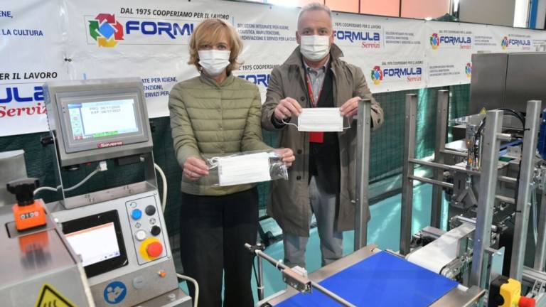 Forlì, Formula Servizi produce mascherine chirurgiche anti Covid Forlì, Formula Servizi produce mascherine chirurgiche anti Covid