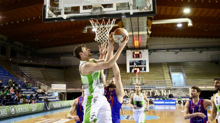 Basket B, Lorenzo Molinaro resta un punto fermo dei Raggisolaris Basket B, Lorenzo Molinaro resta un punto fermo dei Raggisolaris