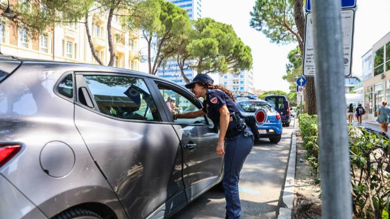 Cesenatico, allarme all'alba: Aiuto, c'è una donna priva di sensi in Viale Carducci. Ma aveva solo alzato il gomito Cesenatico, allarme all'alba: Aiuto, c'è una donna priva di sensi in Viale Carducci. Ma aveva solo alzato il gomito