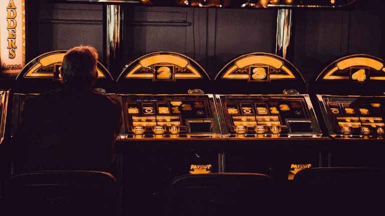 Ravenna, sottrae 300mila euro alla sua azienda e li spende tutti nelle sale da gioco Ravenna, sottrae 300mila euro alla sua azienda e li spende tutti nelle sale da gioco