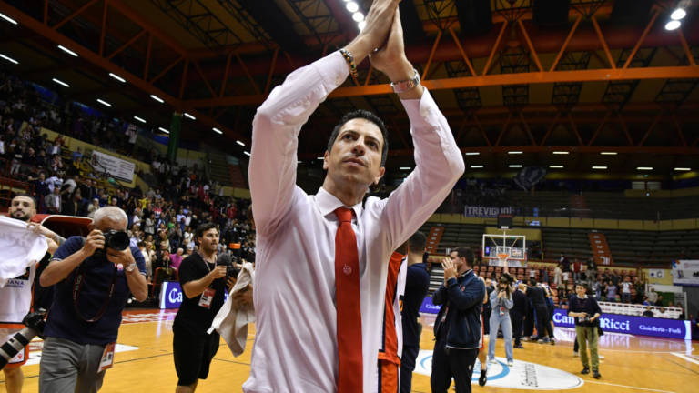 Basket A2, a un minuto dalla fine Martino chiede un applauso per tutta l'Unieuro Basket A2, a un minuto dalla fine Martino chiede un applauso per tutta l'Unieuro