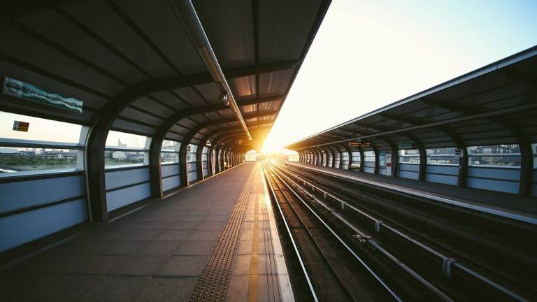 Rimini, cerca di gettarsi sotto al treno: donna salvata da due poliziotti Rimini, cerca di gettarsi sotto al treno: donna salvata da due poliziotti