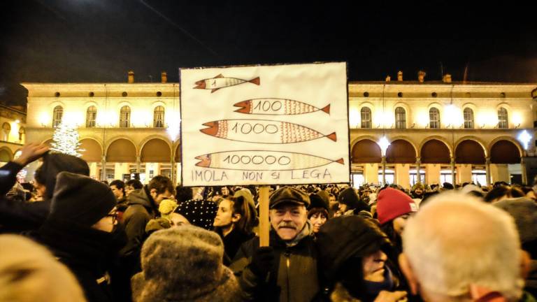 Sardine, 2500 in piazza a Imola Sardine, 2500 in piazza a Imola