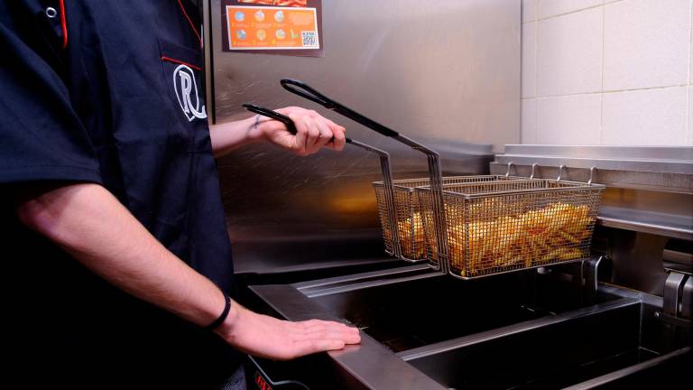 Imola, gli oli esausti di Roadhouse raccolti da Hera diventano biocarburante Imola, gli oli esausti di Roadhouse raccolti da Hera diventano biocarburante