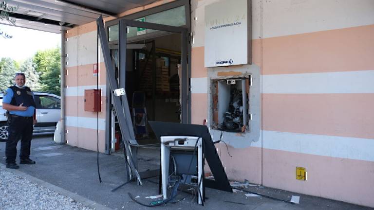Imola, due esplosioni nella notte. Svuotato bancomat al Famila Imola, due esplosioni nella notte. Svuotato bancomat al Famila