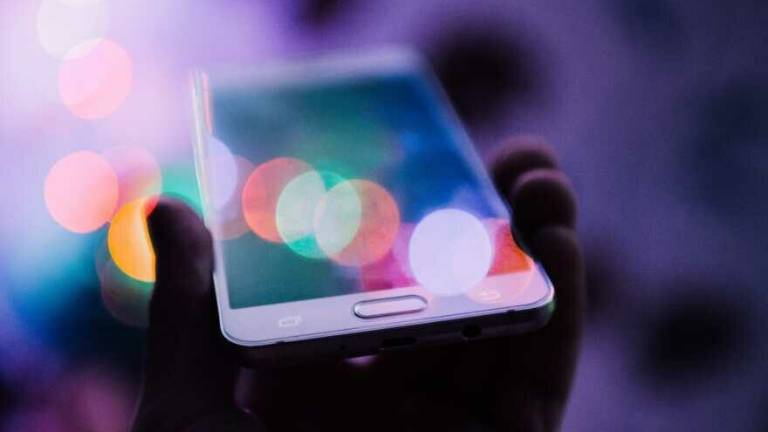 Affetti collaterali: lo sguardo sbilenco dei social Affetti collaterali: lo sguardo sbilenco dei social