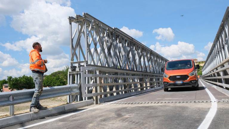La prima auto sul ponte Bailey La prima auto sul ponte Bailey
