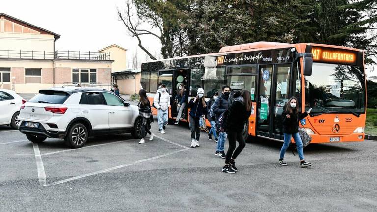 Imola, gli studenti tornano in classe. Nuove regole anti contagio Imola, gli studenti tornano in classe. Nuove regole anti contagio