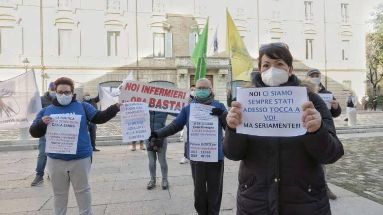 Infermieri in protesta a Rimini: Basta prese in giro Infermieri in protesta a Rimini: Basta prese in giro