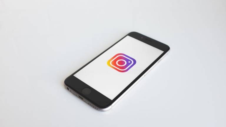 Rimini, denunciata ex alunna per offese su Instagram a prof e studenti Rimini, denunciata ex alunna per offese su Instagram a prof e studenti
