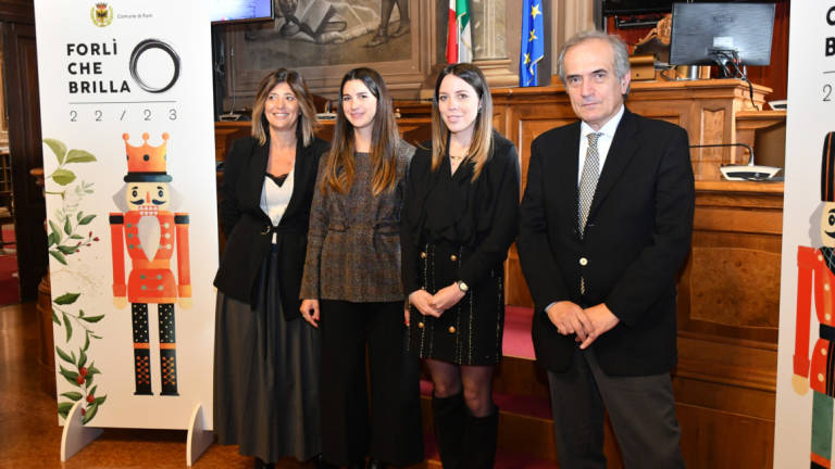 Forlì che brilla: un Natale ecologico e sostenibile con la pista di ghiaccio sintetica - Gallery Forlì che brilla: un Natale ecologico e sostenibile con la pista di ghiaccio sintetica - Gallery