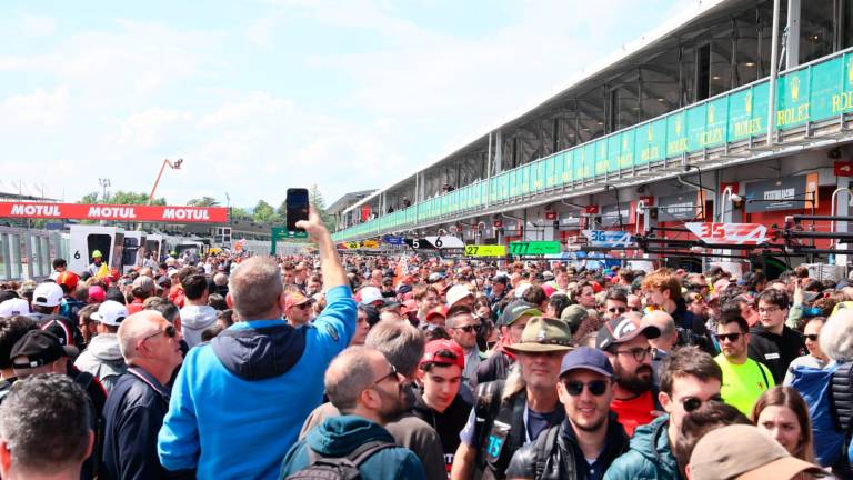 Imola, la Ferrari in pole scalda un pubblico di appassionati veri che hanno riempito pit lane e tribune GALLERY Imola, la Ferrari in pole scalda un pubblico di appassionati veri che hanno riempito pit lane e tribune GALLERY