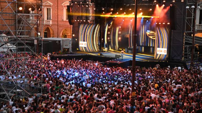 Forlì. Piazza gremita per il concerto di Radio Bruno a favore degli alluvionati - Gallery Forlì. Piazza gremita per il concerto di Radio Bruno a favore degli alluvionati - Gallery