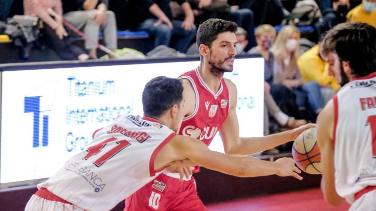Imola contro Rimini è un derby vero: due città di basket con il cuore biancorosso Imola contro Rimini è un derby vero: due città di basket con il cuore biancorosso
