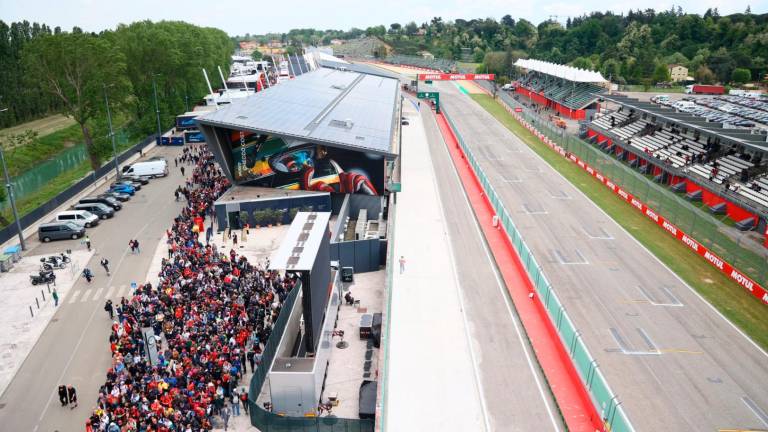 Imola, la Ferrari in pole scalda un pubblico di appassionati veri che hanno riempito pit lane e tribune GALLERY Imola, la Ferrari in pole scalda un pubblico di appassionati veri che hanno riempito pit lane e tribune GALLERY