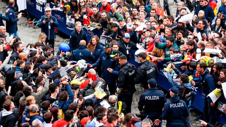 Imola, i tifosi in piazza accolgono Valentino Rossi e tutti i piloti del Wec VIDEO