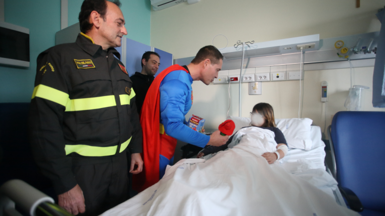 Ravenna, i regali dei vigili del fuoco per i bambini ricoverati Ravenna, i regali dei vigili del fuoco per i bambini ricoverati