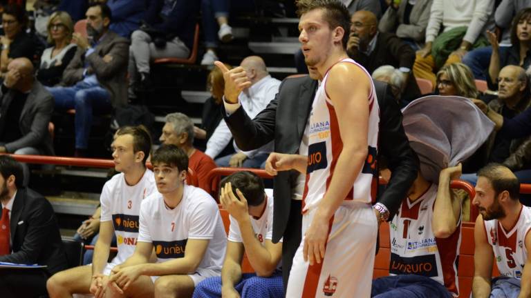 Basket, Caserta sgambetta l'Unieuro Forlì (77-80) Basket, Caserta sgambetta l'Unieuro Forlì (77-80)