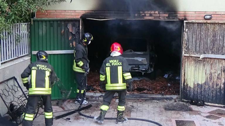 Incendio in un garage a Faenza, un intossicato portato all'ospedale Incendio in un garage a Faenza, un intossicato portato all'ospedale