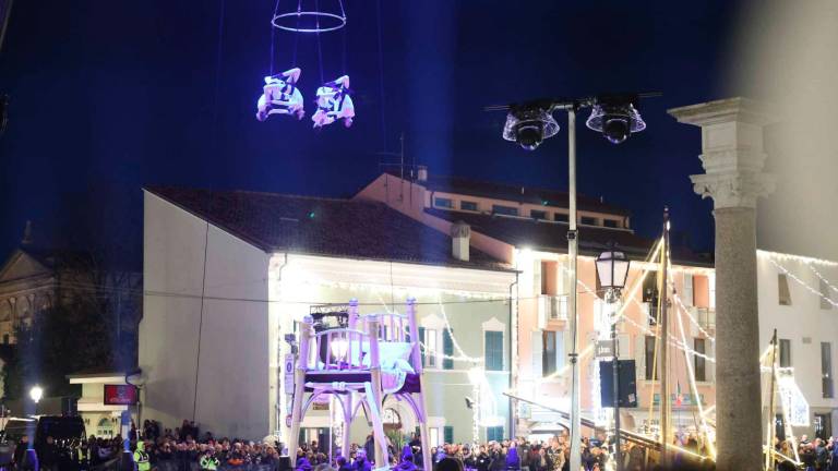 Cesenatico, diverse migliaia di persone per lo spettacolo e l’accensione delle luci del presepe della marineria - Gallery Cesenatico, diverse migliaia di persone per lo spettacolo e l’accensione delle luci del presepe della marineria - Gallery
