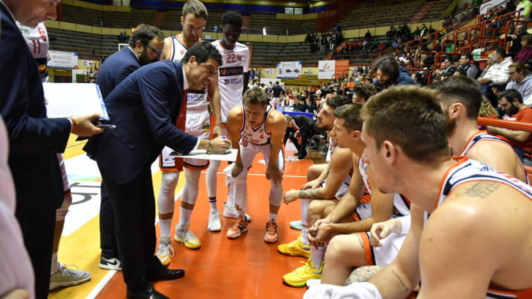 Basket A2, che brutta Unieuro con Cividale. Martino: Chiedo scusa Basket A2, che brutta Unieuro con Cividale. Martino: Chiedo scusa