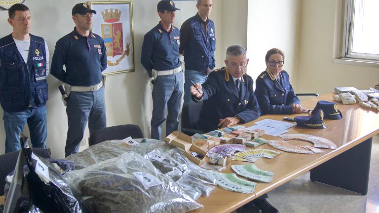 Ravenna, droga a chili e 100mila euro nell'airbag: arrestati in due Ravenna, droga a chili e 100mila euro nell'airbag: arrestati in due