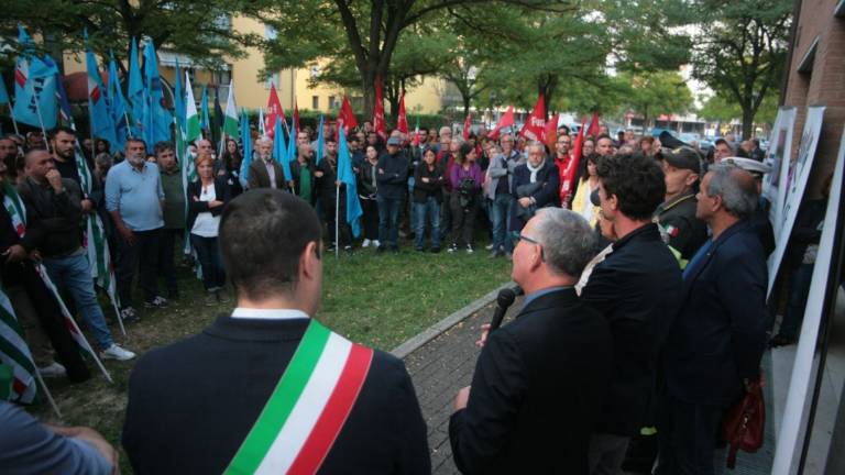 Ravenna, sit in dopo il raid no vax. Il caso in prefettura. Continuano le indagini Ravenna, sit in dopo il raid no vax. Il caso in prefettura. Continuano le indagini