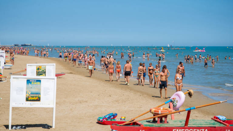 Rimini, 35enne turista muore sotto l'ombrellone: era in vacanza con moglie e figli Rimini, 35enne turista muore sotto l'ombrellone: era in vacanza con moglie e figli