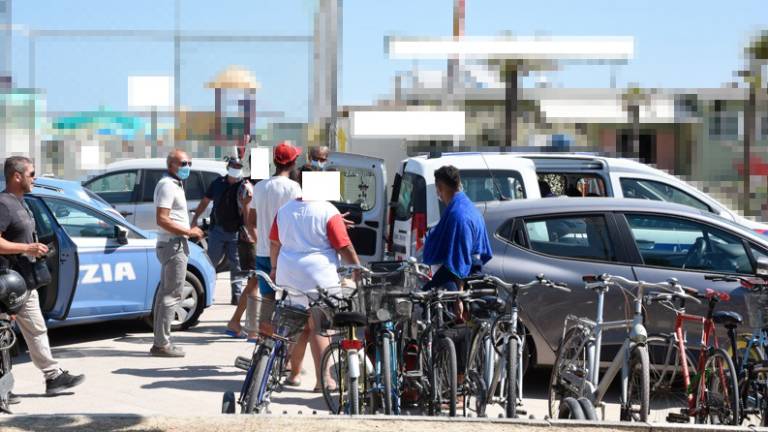 Cesenatico, la Polizia mette fine a un bivacco alcolico con panni stesi in spiaggia libera Cesenatico, la Polizia mette fine a un bivacco alcolico con panni stesi in spiaggia libera