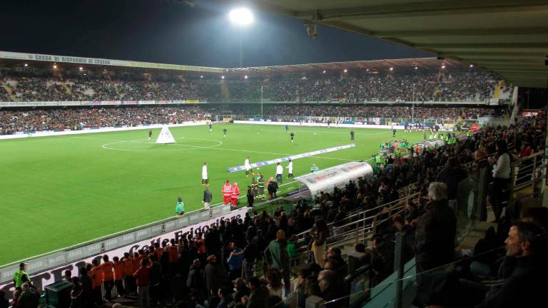 Calcio, la Fiorentina trasloca allo stadio di Cesena? Il dg Joe Barone: “O la Romagna o Modena” Calcio, la Fiorentina trasloca allo stadio di Cesena? Il dg Joe Barone: “O la Romagna o Modena”