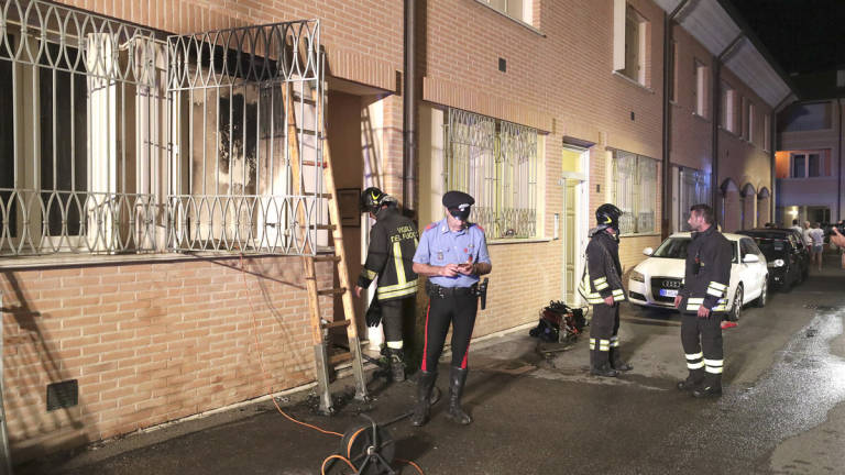 Appartamento a fuoco nella notte a Ravenna, famiglie evacuate Appartamento a fuoco nella notte a Ravenna, famiglie evacuate
