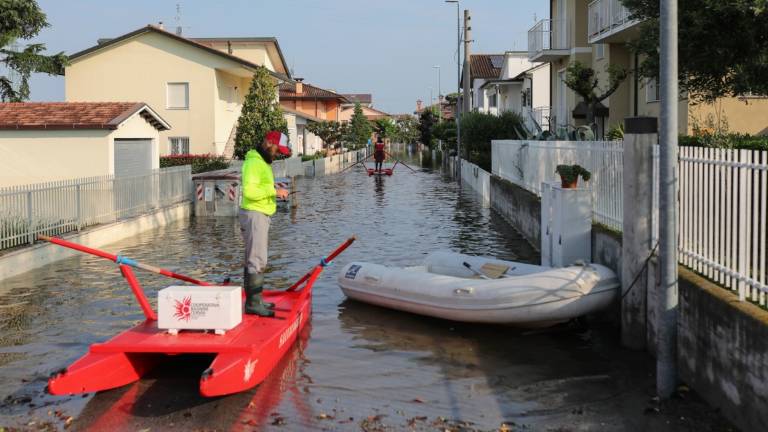 Cervia, via libera al rientro nelle case. Permangono strade allagate alla Malva nord Cervia, via libera al rientro nelle case. Permangono strade allagate alla Malva nord