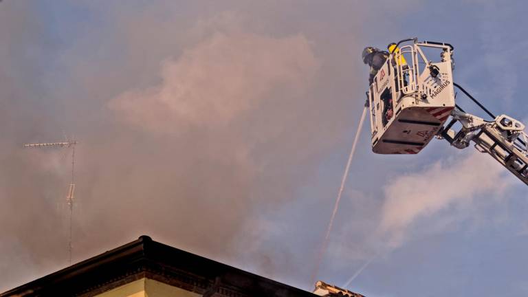 Russi, spento l’incendio nella palazzina in centro Russi, spento l’incendio nella palazzina in centro