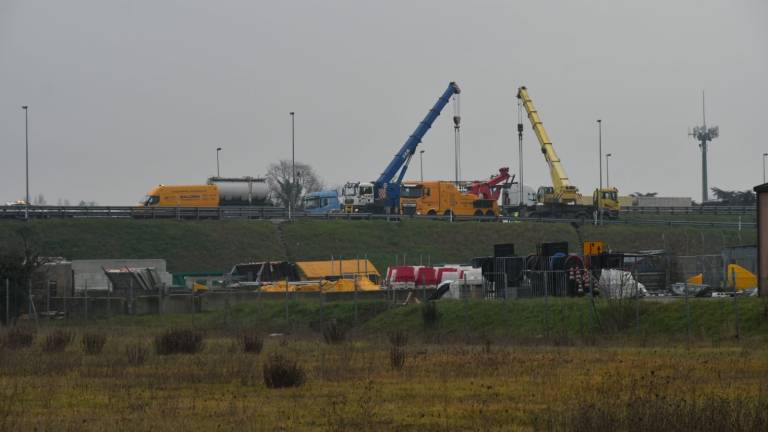 Forlì, camion rimane sospeso sul cavalcavia: tragedia sfiorata Forlì, camion rimane sospeso sul cavalcavia: tragedia sfiorata