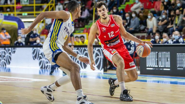 Basket A2, pesante sconfitta per l'Unieuro a Verona (79-60) Basket A2, pesante sconfitta per l'Unieuro a Verona (79-60)