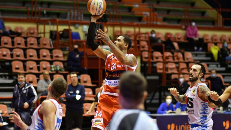 Basket A2, l'Unieuro perde l'imbattibilità Basket A2, l'Unieuro perde l'imbattibilità