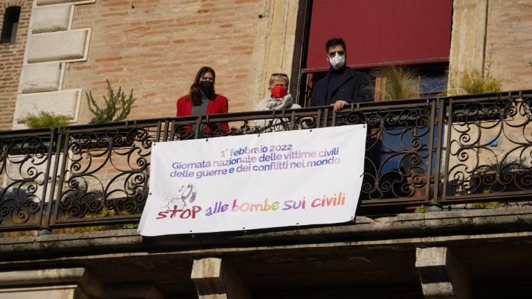 Rimini, lo striscione Stop alle bombe sui civili” a Palazzo Garampi Rimini, lo striscione Stop alle bombe sui civili” a Palazzo Garampi