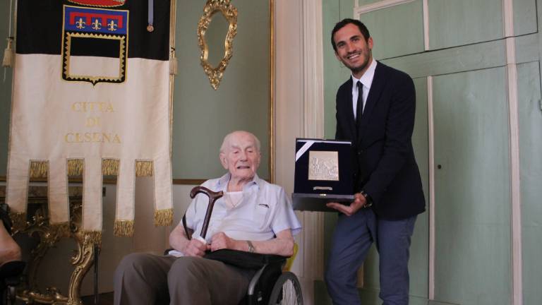 Cesena, lo storico capo usciere spegne 100 candeline in Comune Cesena, lo storico capo usciere spegne 100 candeline in Comune