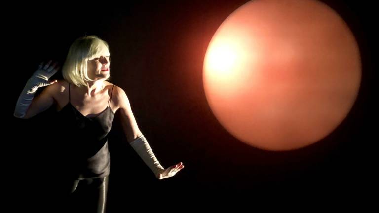 Ravenna, Elena Bucci al teatro Rasi presenta “Bimba ’22” Ravenna, Elena Bucci al teatro Rasi presenta “Bimba ’22”