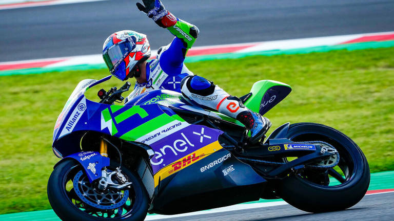 MotoE, Aegerter penalizzato: vince Ferrari su Casadei, titolo a Torres MotoE, Aegerter penalizzato: vince Ferrari su Casadei, titolo a Torres