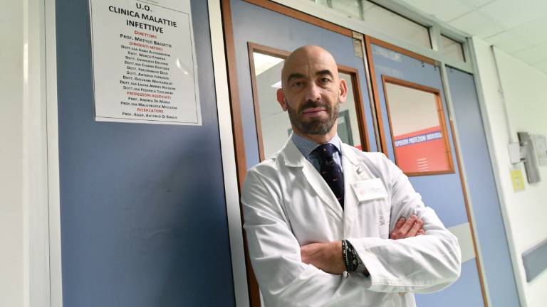Covid Italia, Bassetti: Il vaccino previene la malattia grave, non il contagio Covid Italia, Bassetti: Il vaccino previene la malattia grave, non il contagio