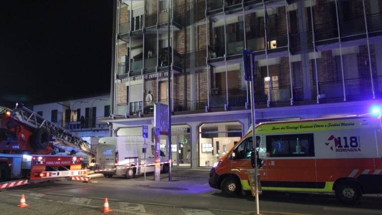 Incendio nel terrazzo di un condominio a Ravenna, paura ma nessun ferito Incendio nel terrazzo di un condominio a Ravenna, paura ma nessun ferito